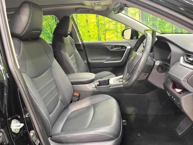 【合皮レザーシート】汚れのふき取りが容易でメンテナンスもが簡単な、機能性に優れる合成皮革を採用した上質なシートです。座り心地もよく、高級感あふれる心地良い車内空間を演出してくれます。