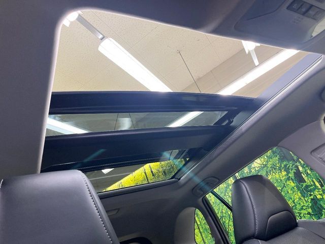 【サンルーフ】開放感たっぷりの希少装備、サンルーフが装着されています！車内に明かりを取り入れたり景色を楽しむ以外にも、車内の空気も簡単に換気できて快適です！