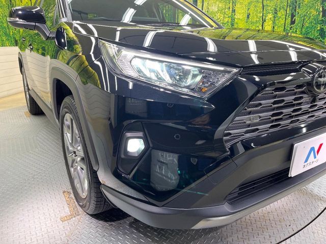 【LEDヘッドライト】悪天候や夜間走行時も良好な視界を確保し安心して運転できる高輝度LEDヘッドライトを装備！点灯速度が早く、消費電力も抑えられています。