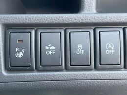 【横滑り防止装置】車両の横滑りを感知すると、自動的に車両の進行方向を保つように車両を制御します。雨の日など滑りやすい路面状況でも安全な運転が可能です。