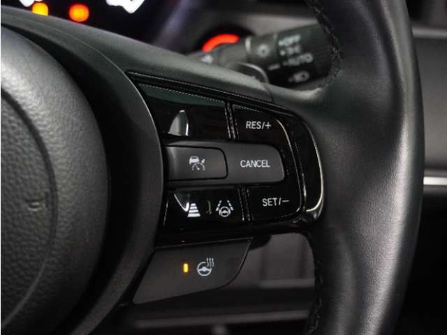 【アダプティブクルーズコントロール】ステアリングのスイッチを操作するとミリ波レーダーで先行車との距離を測定。設定を適切に保ちながら加速・減速、さらに停止まで自動に追従します。