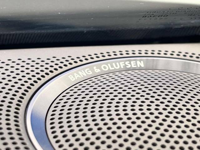 ●Bang＆Olufsenサウンドシステム：高いインテリア性が特徴のプレミアムサウンドシステムを装備しており、高品質かつ臨場感のある音楽を車内でお楽しみいただけます。