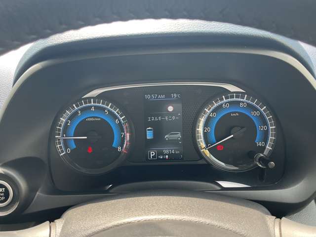 走行距離9,814kmです、メーター表示は車両情報ディスプレイで画面を切り替えることが出来、燃費、航続距離などさまざまな情報を表示できます。