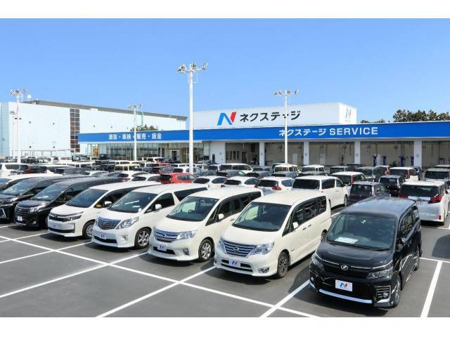 ズラッと並んだ展示車と大きな「N」の看板が目印です！