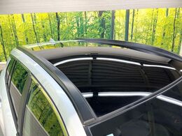 【パノラマルーフ】大型のガラスルーフ搭載で車内の解放感が一気にアップ！開放的なドライブをお楽しみいただけます。