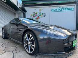 ボディーカラーはクゥンタムシルバーです。ダークシルバーの様な色味で光の加減により見え方が変わる印象です。