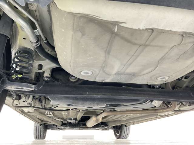中古車だと気になる足廻り＆下廻り・・・ご覧の通り状態良好◎沿岸部や降雪地にお住まいのお客様もご安心ください♪
