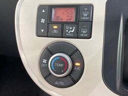 【オートエアコン】一度お好みの温度に設定すれば、車内の温度を検知し風量や温度を自動で調整。暑い…寒い…と何度もスイッチ操作をする必要はありません。快適な車内空間には必須の機能ですね♪