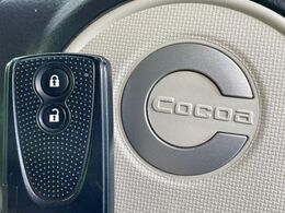 【キーフリーシステム】カバンやポケットに入れたままでもドアの施錠・解錠が可能なスマートキーを装備。エンジンのオン・オフ時もカギを取り出す必要が無いからとっても便利です♪