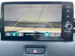 【バックカメラ】駐車時に後方がリアルタイム映像で確認できます。大型商業施設や立体駐車場での駐車時や、夜間のバック時に大活躍！運転スキルに関わらず、今や必須となった装備のひとつです！