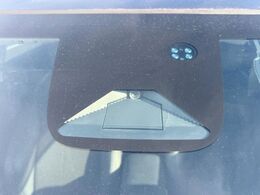 【ホンダセンシング】走行中に前方の車両等を認識し、衝突しそうな時は警報とブレーキで衝突回避と被害軽減をアシスト。より安全にドライブをお楽しみいただけます。