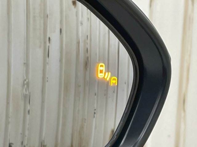 【ブラインドスポットモニター（BSM）】車線変更時に車両後方から来る車両を検知し安全をサポートする装置です。