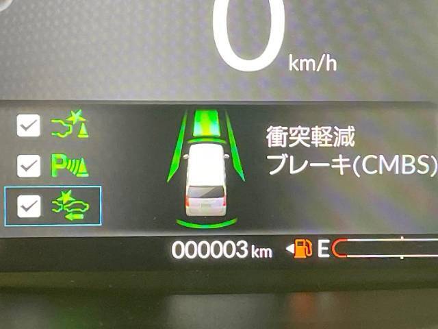 【ホンダセンシング】走行中に前方の車両等を認識し、衝突しそうな時は警報とブレーキで衝突回避と被害軽減をアシスト。より安全にドライブをお楽しみいただけます。