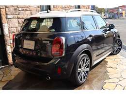 外装色はエニグマティックブラックです。