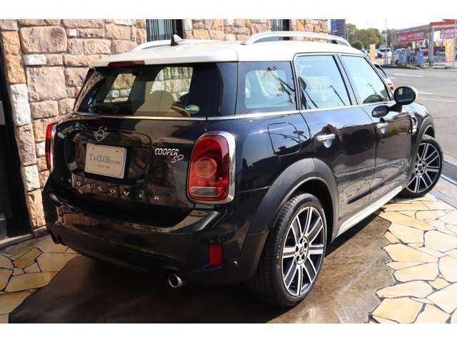 外装色はエニグマティックブラックです。