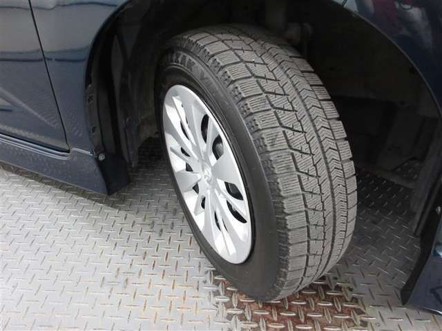 装着のタイヤサイズは「165/65R14」です。ご覧いただいたお車は売約済み、商談中の場合もございますので、ご来店の際はメール、お電話にて在庫の確認をお願いいたします。