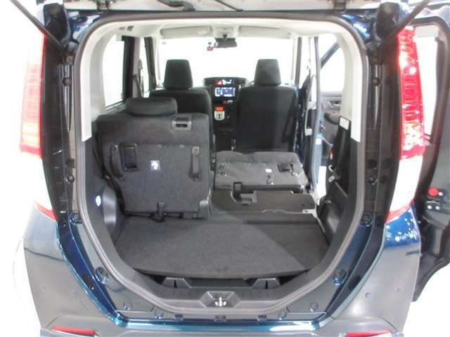 リヤシートを前方にダイブイン収納させると自転車やカーペットなどの丈の長い荷物を積載できますよ♪