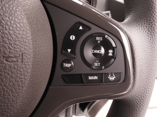 【アダプティブクルーズコントロール】予め設定した車速内でクルマが自動的に加減速。前走車との適切な車間距離を維持しながら追従走行します。【LKAS】車線維持支援システムでステアリング操作を支援。