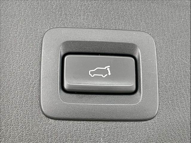 【パワーバックドア】スマートキーや運転席のボタンを押すだけでリアゲートが自動で開閉します！荷物を持っている時や、高い位置にあるバックドアを閉める際に便利な機能です♪