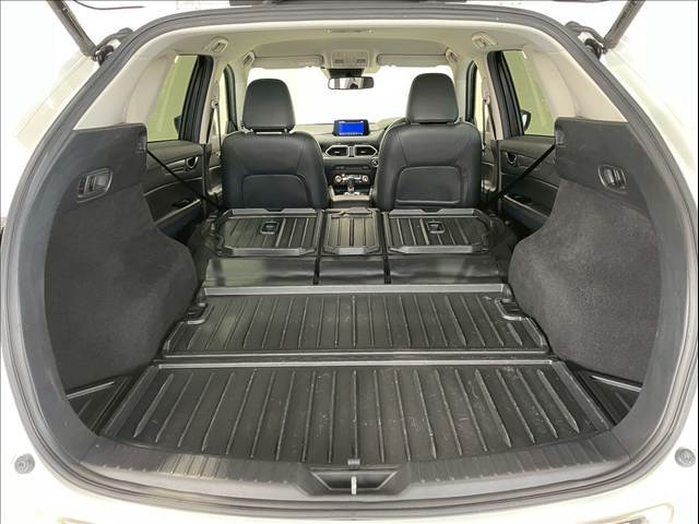 ラゲッジルームは、大容量のスペースを確保。普段のお買い物からレジャーまで、幅広く活躍してくれます！また、リアシートを倒すことでバリエーション豊かにお使いいただけます。