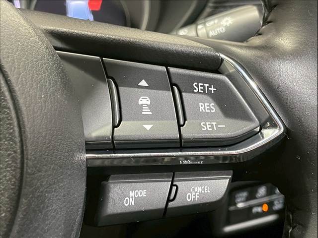 【レーダークルーズコントロール】高速道路での長距離走行が楽に！！自動で速度を保つクルーズコントロールが、衝突軽減システムと連携し、前方の車両を感知して車間を保つように速度調節してくれます！！