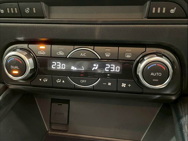 【オートエアコン】一度お好みの温度に設定すれば、車内の温度を検知し風量や温度を自動で調整。暑い…寒い…と何度もスイッチ操作をする必要はありません。快適な車内空間には必須の機能ですね♪