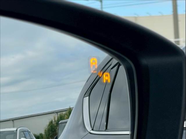 【ブラインドスポットモニタリング】走行中、ドアミラーの死角になりやすい箇所に後続車が接近するとサイドミラー付近に警告を表示、ドライバーに注意喚起をしてくれます。