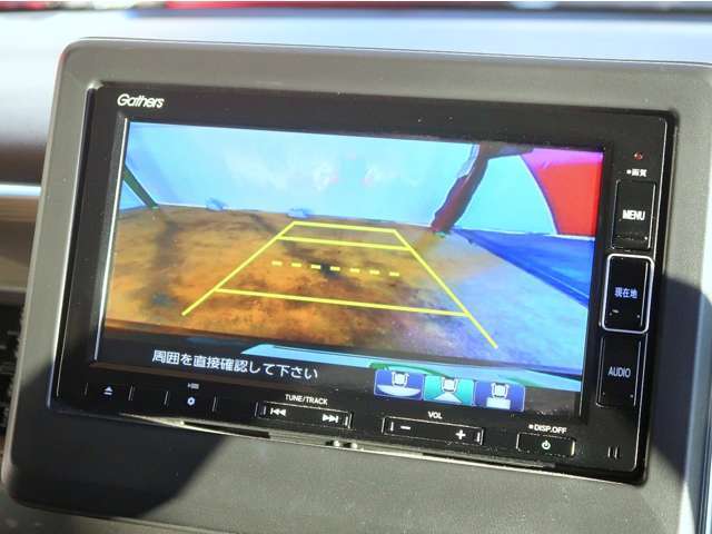 バックカメラがついて後方確認が簡単にできます！苦手としている車庫入れ等も安心して出来ますね！凄く需要の高い装備ですので、最初から付いていれば言う事なしですよね！？