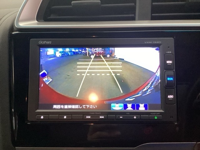 バックモニター付きで、車庫入れやバック時の後方確認をサポート。