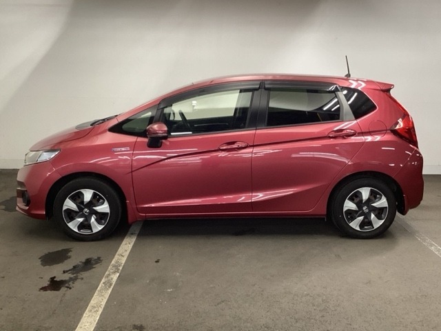 高効率なエンジンをモーターがアシストして走行中の燃費消費を抑えるハイブリッド。停車中もアイドリングストップにより燃費消費と排出ガスをなくします。