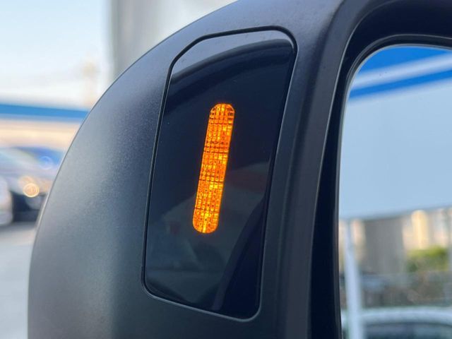【リヤビークルディティクション】走行中、ドアミラーの死角になりやすい箇所に後続車が接近するとサイドミラー付近に警告を表示、ドライバーに注意喚起と、万一の際はハンドル操作をアシストをします。