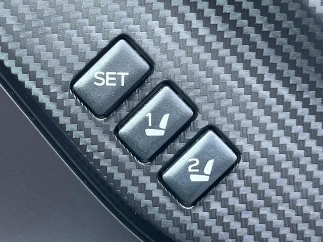 【メモリー機能付きパワーシート】ドライバーごとに設定したシート位置を記憶して、ボタン一つで切り替えできる便利な機能！運転する方が複数名いらっしゃるご家庭におすすめです♪