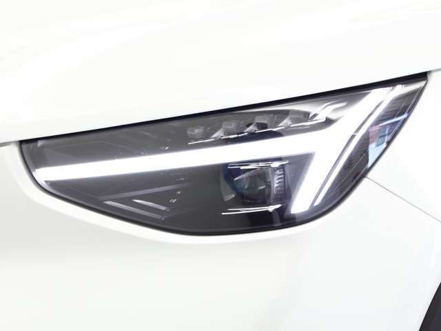 T字型のLEDのライトは、北欧神話に登場するトール神が持つハンマーをモチーフとしています。暗い場所でもボルボだと認識できます。