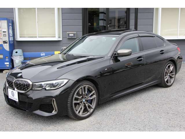 387馬力（カタログ値）直列6気筒BMWツインパワーターボエンジン搭載モデル！Xドライブシステム（4WD）！更にはオプションガラスサンルーフ装着の一台です！