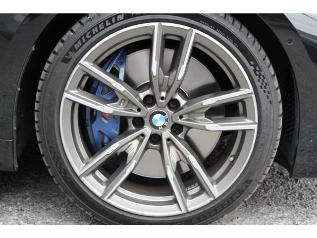 専用ブラック19インチアルミホイール、アダプティブMサスペンション、Mスポーツブレーキシステム搭載車両です！