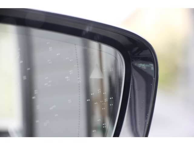 ドライバーから死角になる左右後方の車両や、追い越し車線上を急接近してくる車両を認識してドア・ミラー内側に組み込まれたインジケータを点滅させ、ドライバーに警告します。