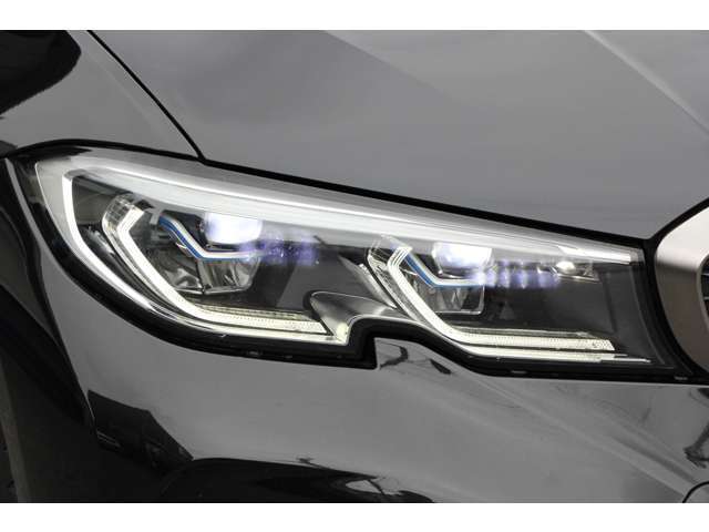 BMWレーザーLEDヘッドライト！安全性はもちろんデザインも優れたヘッドライトです。夜道も安心して走行可能です。省エネルギー性にも優れております！