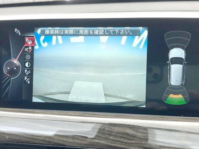 ●ガイドライン付きバックカメラ：不安な駐車もこれで安心！ガイドライン付きなので狭い箇所での駐車もラクラクです！