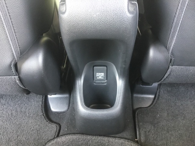 後席にもアクセサリーソケットが付いています。