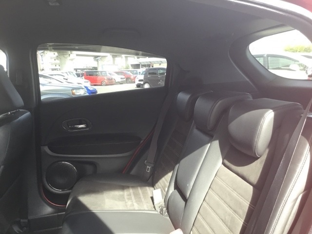 分割可倒式リヤシートです。さまざまなシーンにあわせてシートアレンジが可能です。