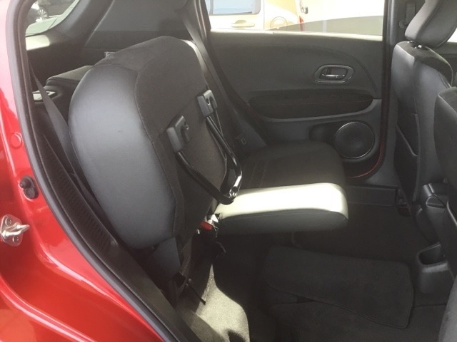 後席の座面をはね上げれば、荷室としてもお使いいただけます。