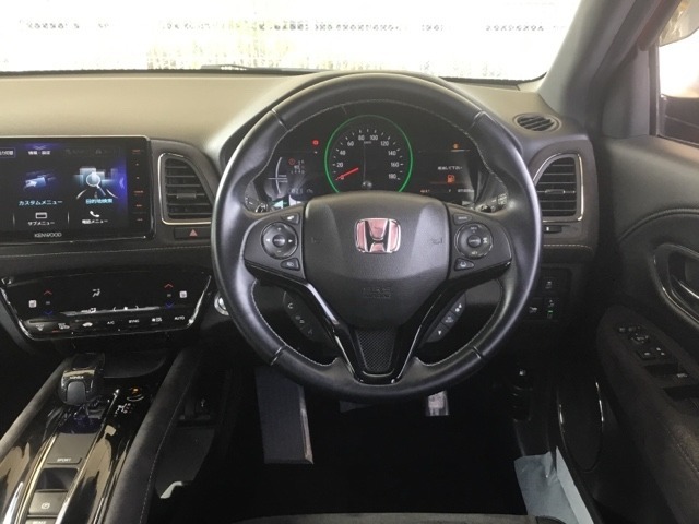 高効率なエンジンをモーターがアシストして走行中の燃費消費を抑えるハイブリッド。停車中もアイドリングストップにより燃費消費と排出ガスをなくします。