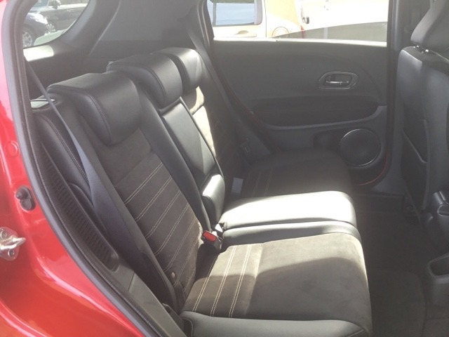 後席の頭上やひざ周りにもゆとりのある快適な座り心地。