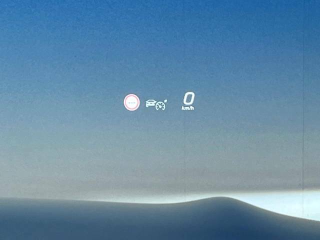 ●ヘッドアップディスプレイ：現在の速度や走行情報をデジタル表示で運転席前方のガラスに投影！運転中、視線をずらさず必要な情報を確認できるのでとっても便利で安心！