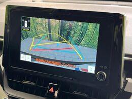 【バックカメラ】駐車時に後方がリアルタイム映像で確認できます。大型商業施設や立体駐車場での駐車時や、夜間のバック時に大活躍！運転スキルに関わらず、今や必須となった装備のひとつです！