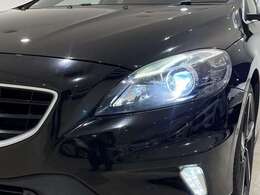 HIDヘッドライトで、夜間も明るく照らしてくれます！