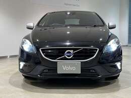 ブラック調のフロントグリルが、より一層スポーティーな雰囲気をご提供いたします。