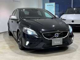 快適な乗り心地と、高い安全性、そしてさまざまなライフスタイルのニーズに応える多用性を兼ね備えた「V40」