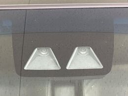 【スマートアシスト】走行中に前方の車両等を認識し、衝突しそうな時は警報とブレーキで衝突回避と被害軽減をアシスト。より安全にドライブをお楽しみいただけます。