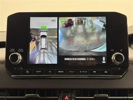 【マルチアラウンドモニター】自車周辺をぐるりと俯瞰できるカメラで危険を察知。上空からの映像で自動車や障害物の位置が詳細に確認できるので、狭い駐車場でも安心して駐車できますね。